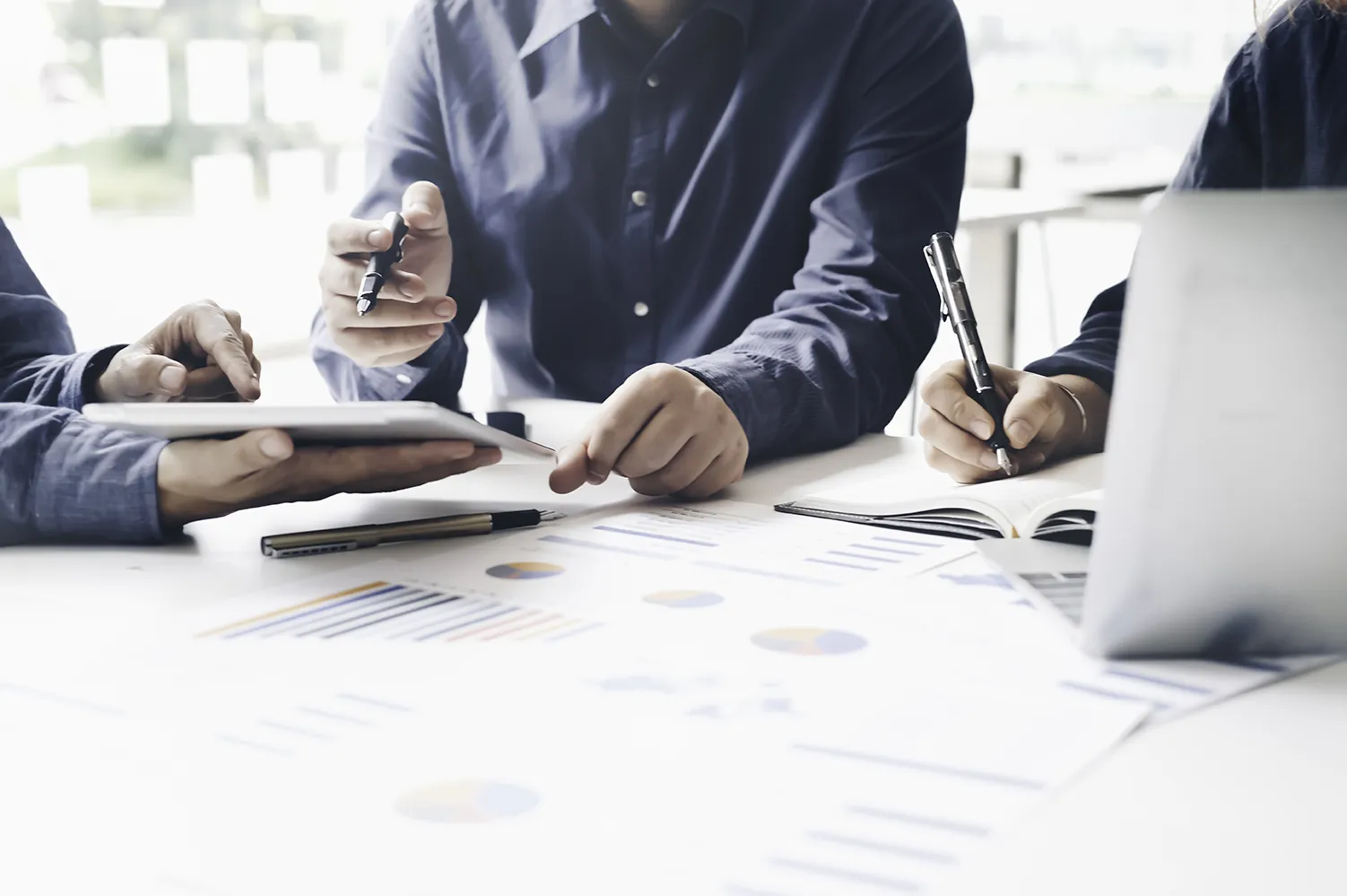 Treffen asiatischer Unternehmensberater zur Analyse und Diskussion der Situation zum Finanzbericht im Besprechungsraum.